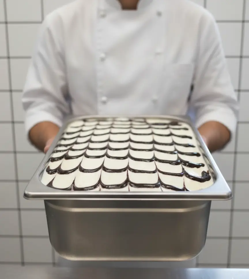 Homen segurando gelato da Casa di Lucente